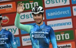 Route - Decathlon AG2R en Bretagne avec Cosnefroy, Peters... et des jeunes