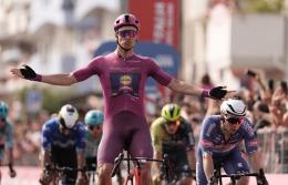 Tour d'Italie - Jonathan Milan la 11e étape, Tim Merlier 2e... puis déclassé