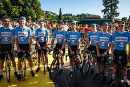 Tour de France - Arkéa-B&B Hotels avec un maillot collector à Florence