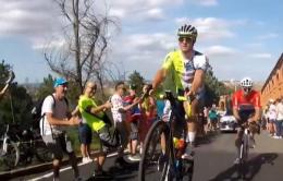 Tour de France - L'impressionnant wheeling de Laurenz Rex dans San Luca