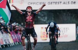 Coupe du monde - Michael Vanthourenhout remporte une course chaotique à Dublin